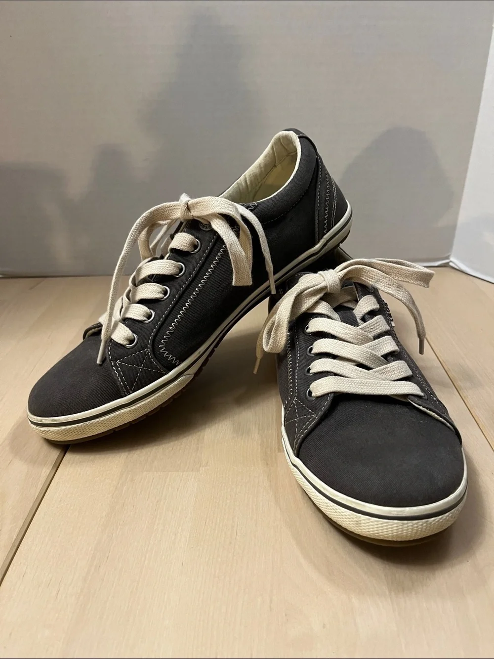 Taos Retro Star RES-12844 Low Lace-Up Gray Canvas Sneakers Women’s 8.5